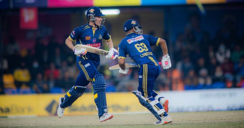 विराटनगरको खराब सुरुवात,२ ओभरमा ३ विकेट झर्यो